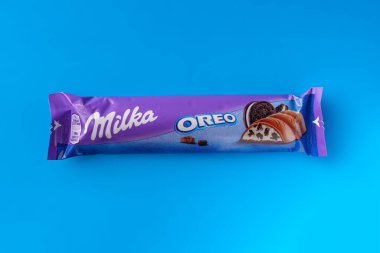 Mavi arka planda çikolatalı Milka, üst manzara..