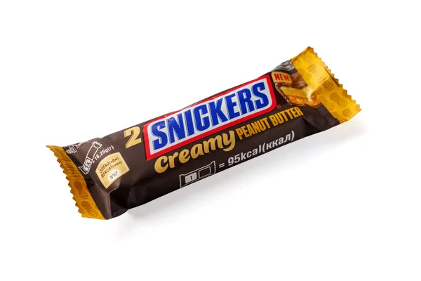 Csokoládé Szelet Snickers Fehér Háttérrel Lágy Fókusz — Stock Fotó