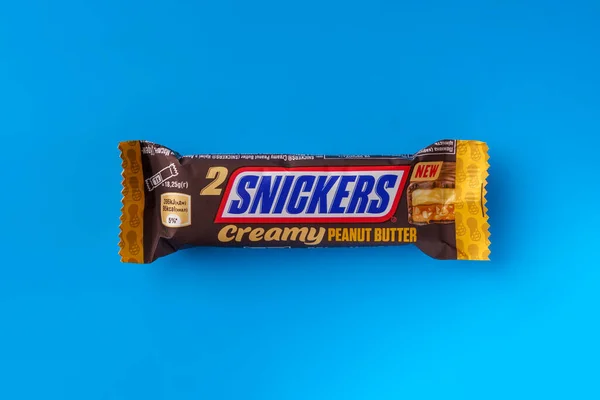 Csokoládé Szelet Snickers Egy Kék Háttér Felső Nézet — Stock Fotó