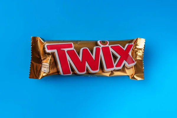 Csokoládé Bar Twix Egy Kék Háttér Felső Nézet — Stock Fotó