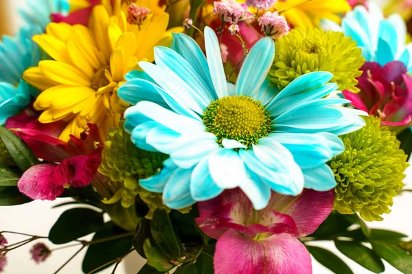 Délicat Bouquet Chrysanthèmes Jaunes Bleus Sur Une Table Blanche Près — Photo