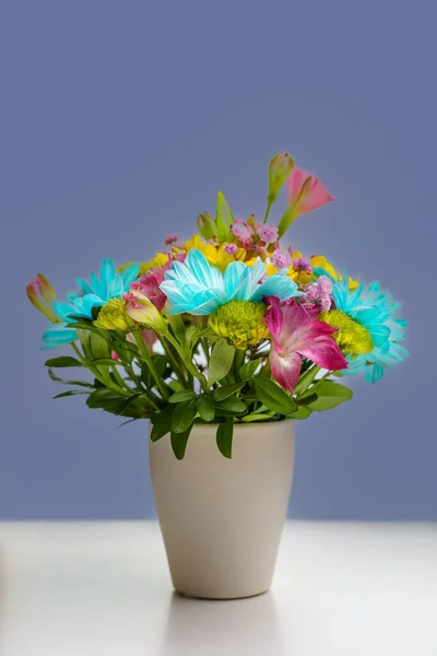 Petit Bouquet Chrysanthèmes Jaunes Bleus Sur Une Table Blanche Fond — Photo