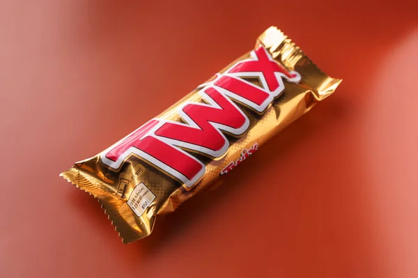 Twix Csokoládé Bár Narancssárga Háttér Lágy Fókusz — Stock Fotó