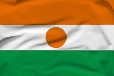 Nijer ulusal bayrağı, tuvalin üzerinde katlar ve sert gölgeler.