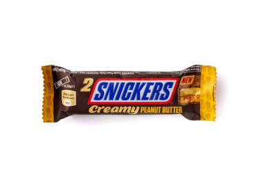 Beyaz arka planda çikolatalı Snickers, üst görünüm.