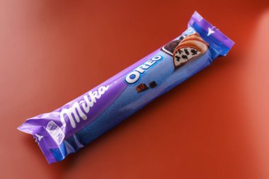 Turuncu arka planda Milka çikolatası, yumuşak odak.
