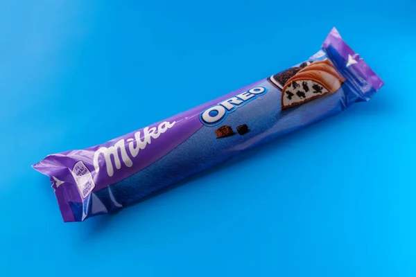 Barra Chocolate Milka Fundo Azul Foco Suave — Fotografia de Stock