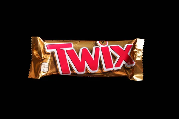 チョコレートバー黒を背景にツイックス トップビュー — ストック写真