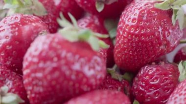 Yeşil yapraklı olgun kırmızı çilekler, makro..