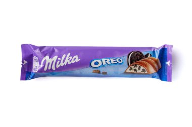 Beyaz arka planda çikolatalı Milka, üst manzara.
