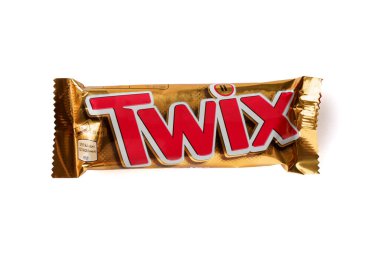 Beyaz arkaplanda çikolata çubuğu Twix, üst görünüm.
