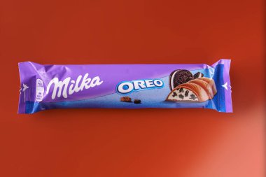 Turuncu arka planda Milka çikolatası, üst manzara.