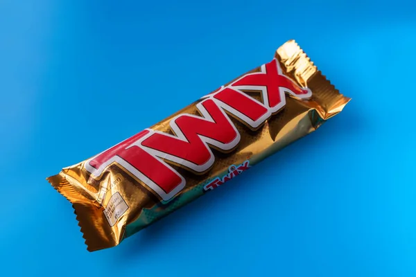 Twix Csokoládé Kék Háttér Lágy Fókusz — Stock Fotó