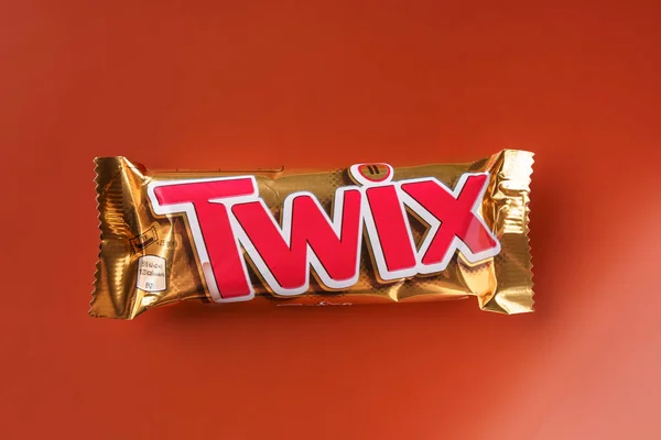 Twix Csokoládé Bár Narancssárga Háttér Felső Nézet — Stock Fotó