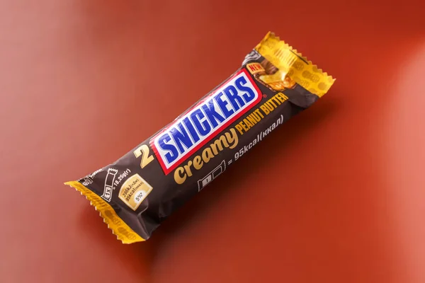 Snickers Csokoládé Narancssárga Háttér Lágy Fókusz — Stock Fotó