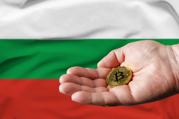 Bitcoin Oro Mano Del Hombre Bandera Bulgaria Fondo —  Fotos de Stock