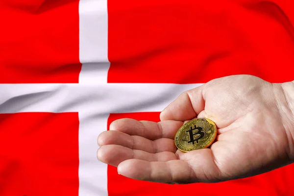 Bitcoin Oro Mano Del Hombre Bandera Dinamarca Fondo —  Fotos de Stock