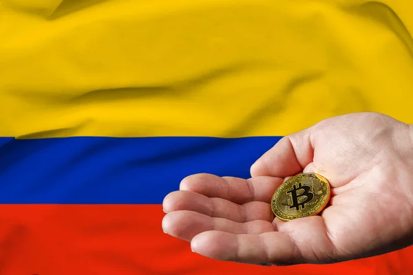 Золотий Біткоїн Руці Чоловіка Прапор Колумбії Задньому Плані — стокове фото