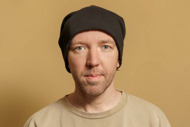 Mavi gözlü bir adamın portresi. Avrupa şapkalı, yakın plan..