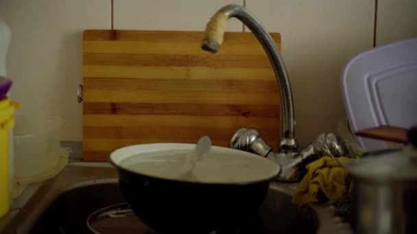 Вода Стікає Старого Брудного Крана Кухні — стокове відео