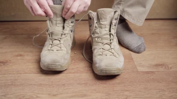 Чоловік Одягає Коричневе Взуття Турист Одягає Взуття Походів — стокове відео