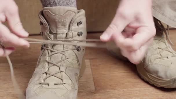 Der Mann Zieht Braune Schuhe Ein Soldat Oder Tourist Schnürt — Stockvideo