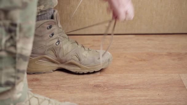 Ein Soldat Schnürt Einen Sandfarbenen Stiefel — Stockvideo