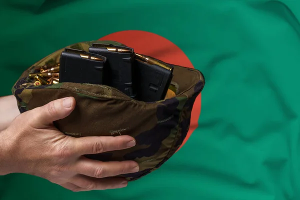 Ein Militärhelm Mit Patronen Und Magazinen Für Ein Gewehr Den — Stockfoto