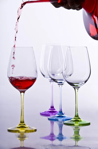 Бокалы для вина с графином — стоковое фото