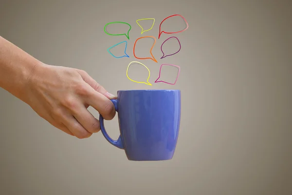 Håndholdt lilla kopp med håndtrukket flerspråklig bob – stockfoto