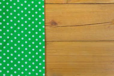 polka noktalı masa örtüsü ile boş ahşap güverte tablo