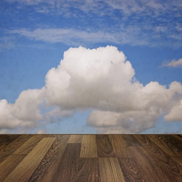 Wolkenloser blauer Himmel und ein Holzboden — Stockfoto