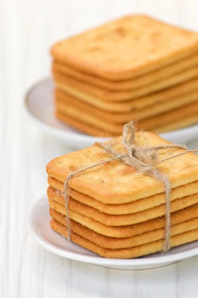 Galletas saladas en un plato — Foto de Stock