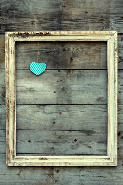 Marco de madera vintage con corazón sobre fondo grunge —  Fotos de Stock