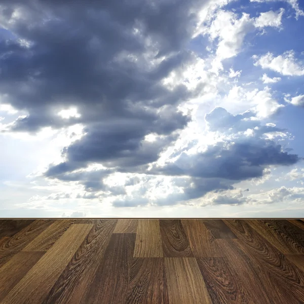 Деревянный пол на фоне голубого неба — стоковое фото