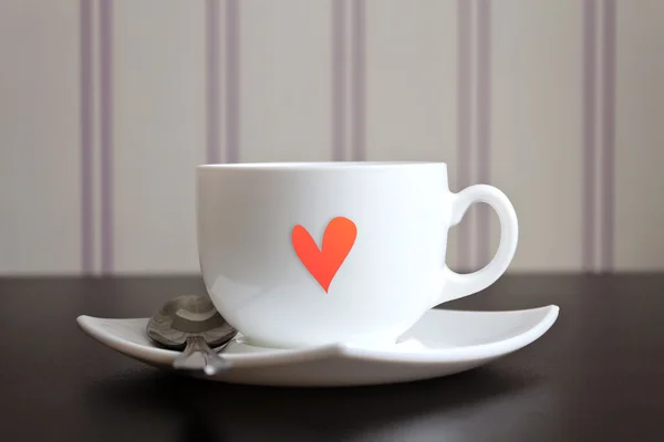 Kopp te med hjärta form på träbord. — Stockfoto