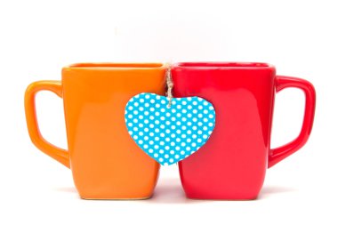 İki fincan çay beyaz izole kalp şeklinde.