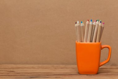 Kupası ahşap arka plan üzerinde renkli kalem