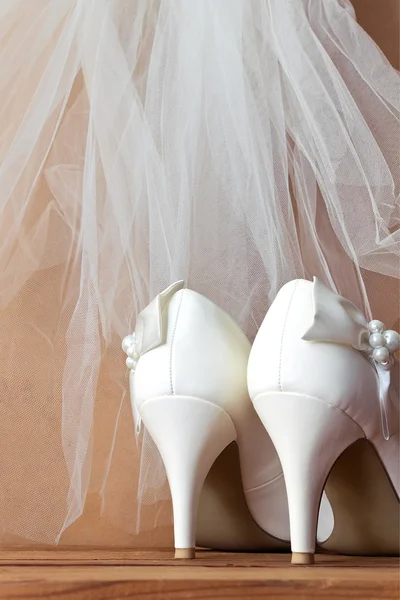 Svatební boty a závoj — Stock fotografie