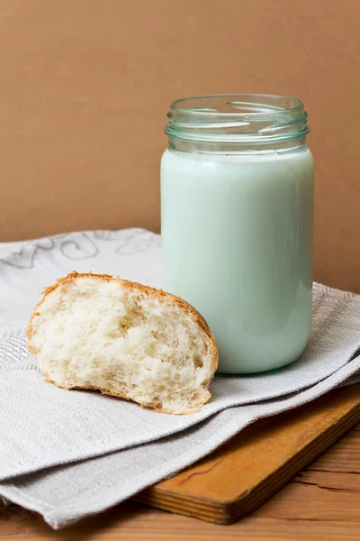 Natura morta con pane fresco e latte — Foto Stock