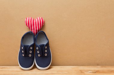 Ayakkabı ve kalp üstüne