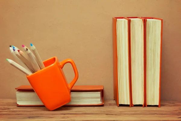 Stapel boeken en Mok met kleurpotloden — Stockfoto