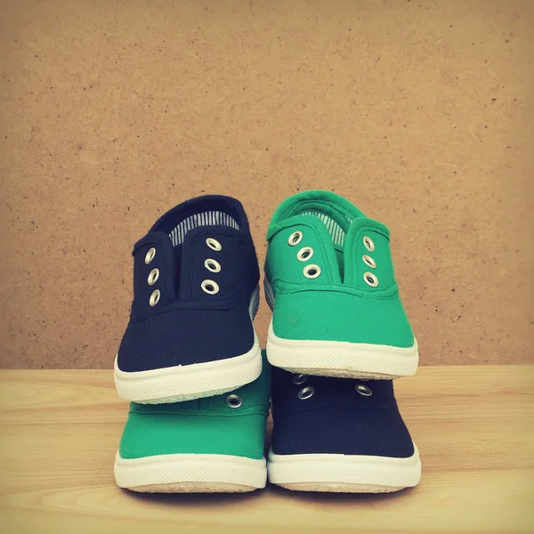 Niebieskie i zielone buty. — Zdjęcie stockowe