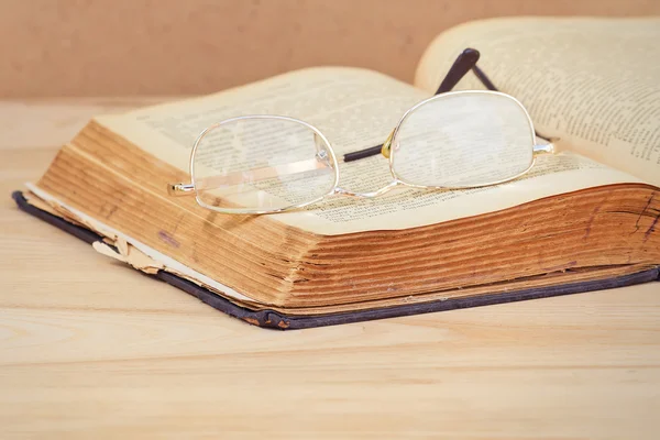 Vintage book and glasses — Stock Photo, Image