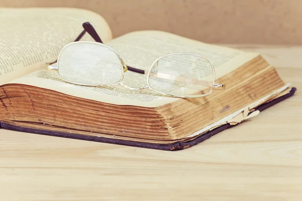 Vieux livre et lunettes — Photo