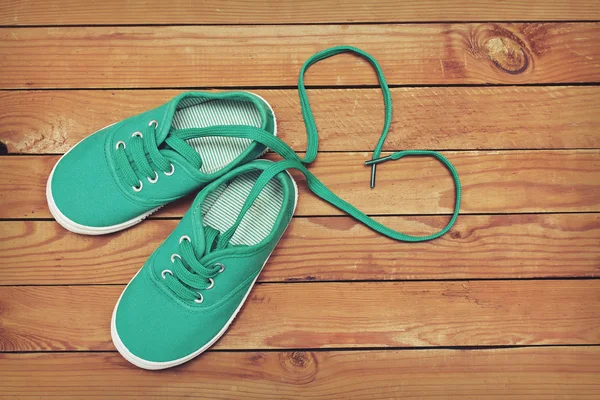 Ovansida av ett par skor med skosnören att göra hjärta form på woo — Stockfoto