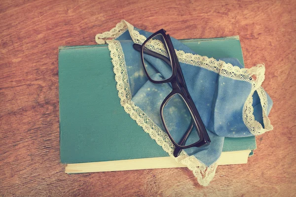 Vieux livre et lunettes — Photo
