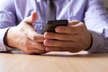 akıllı telefon tutan eller