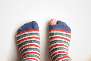 bir delik ve onları dışarı yapışmasını bir parmak ile giyilen çoraplar
