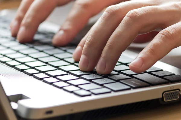 Trabalhador de escritório masculino digitando no teclado — Fotografia de Stock